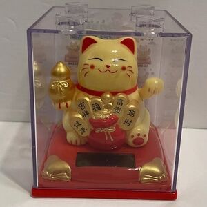 Solar powered  Lucky Cat figurine -Yellow (New)
